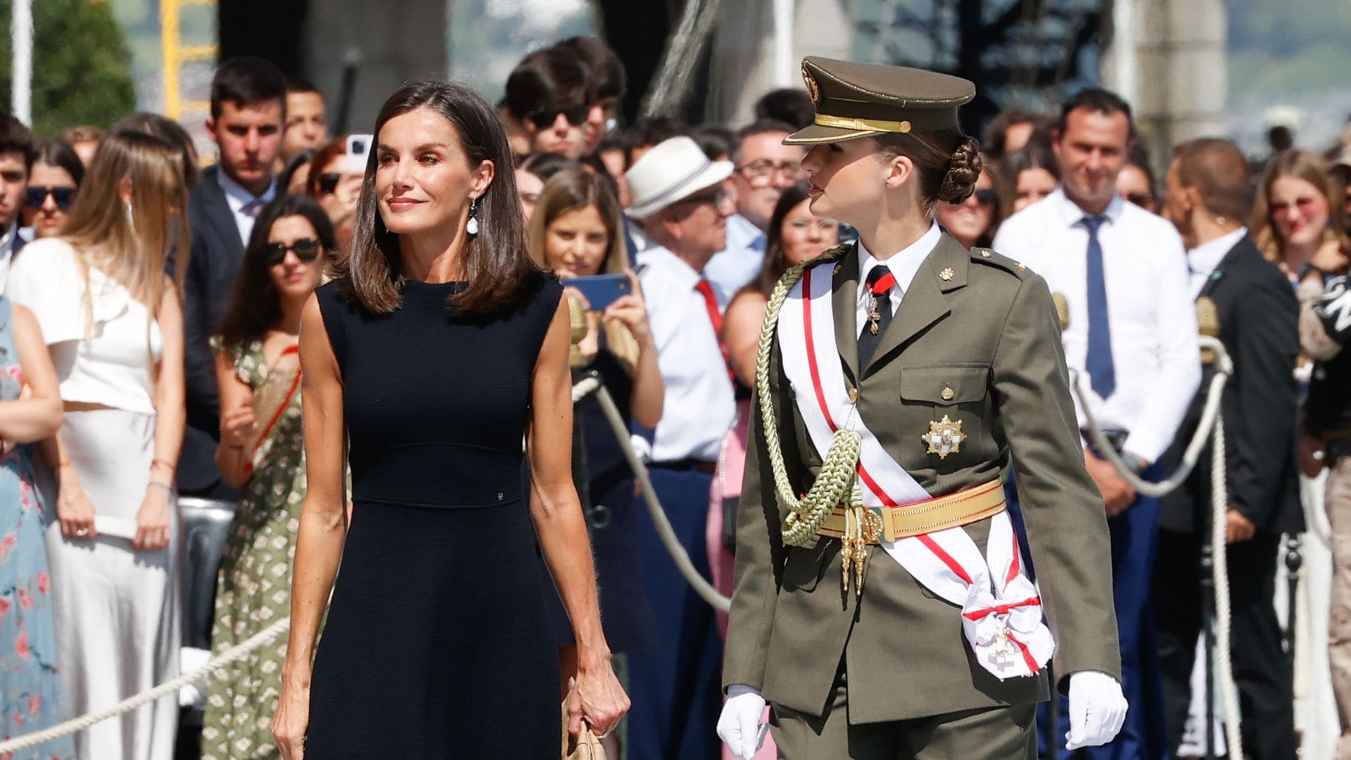 La reina Letizia luce en Pontevedra el vestido negro perfecto para llevar en cualquier época del año