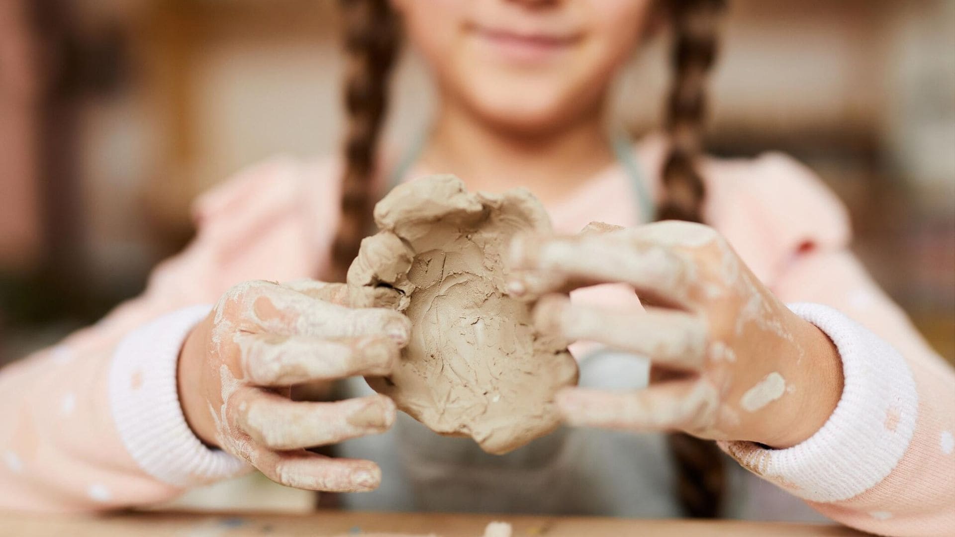 Estos son los beneficios que tiene en los niños trabajar con cerámica y barro
