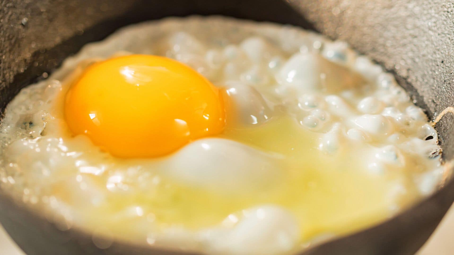 Trucos para freír un huevo sin que salte el aceite