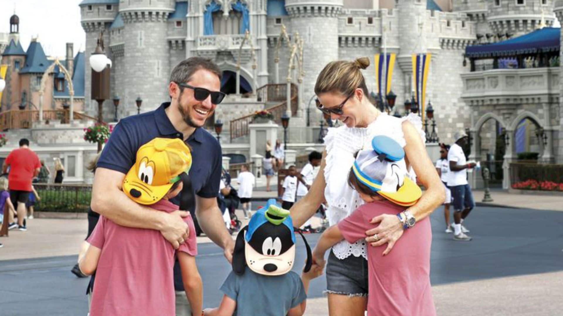 El divertido viaje de Amelia Bono con Manuel Martos y sus hijos a Disneyland Paris, ¡con muchas montañas rusas!