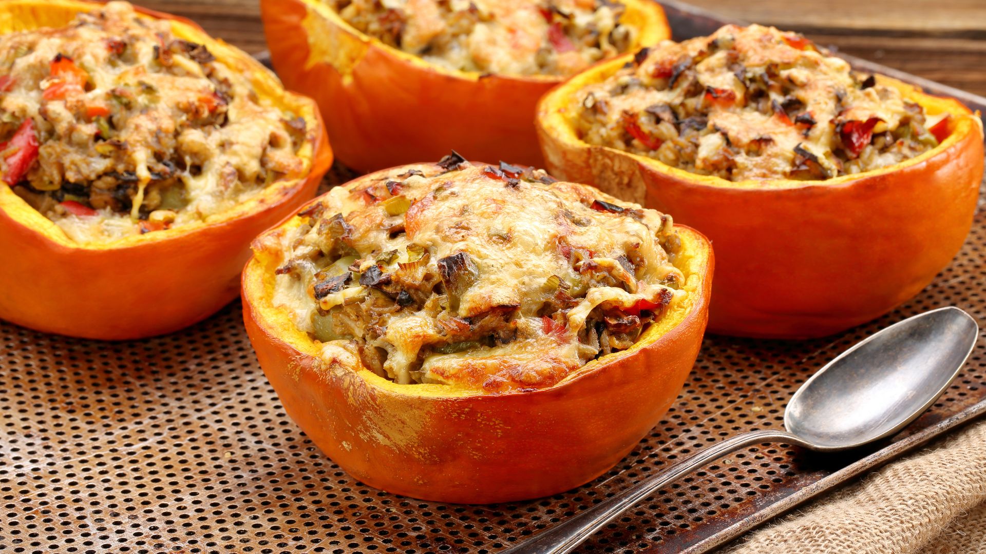 Calabazas rellenas con carne y setas: el sabor del otoño