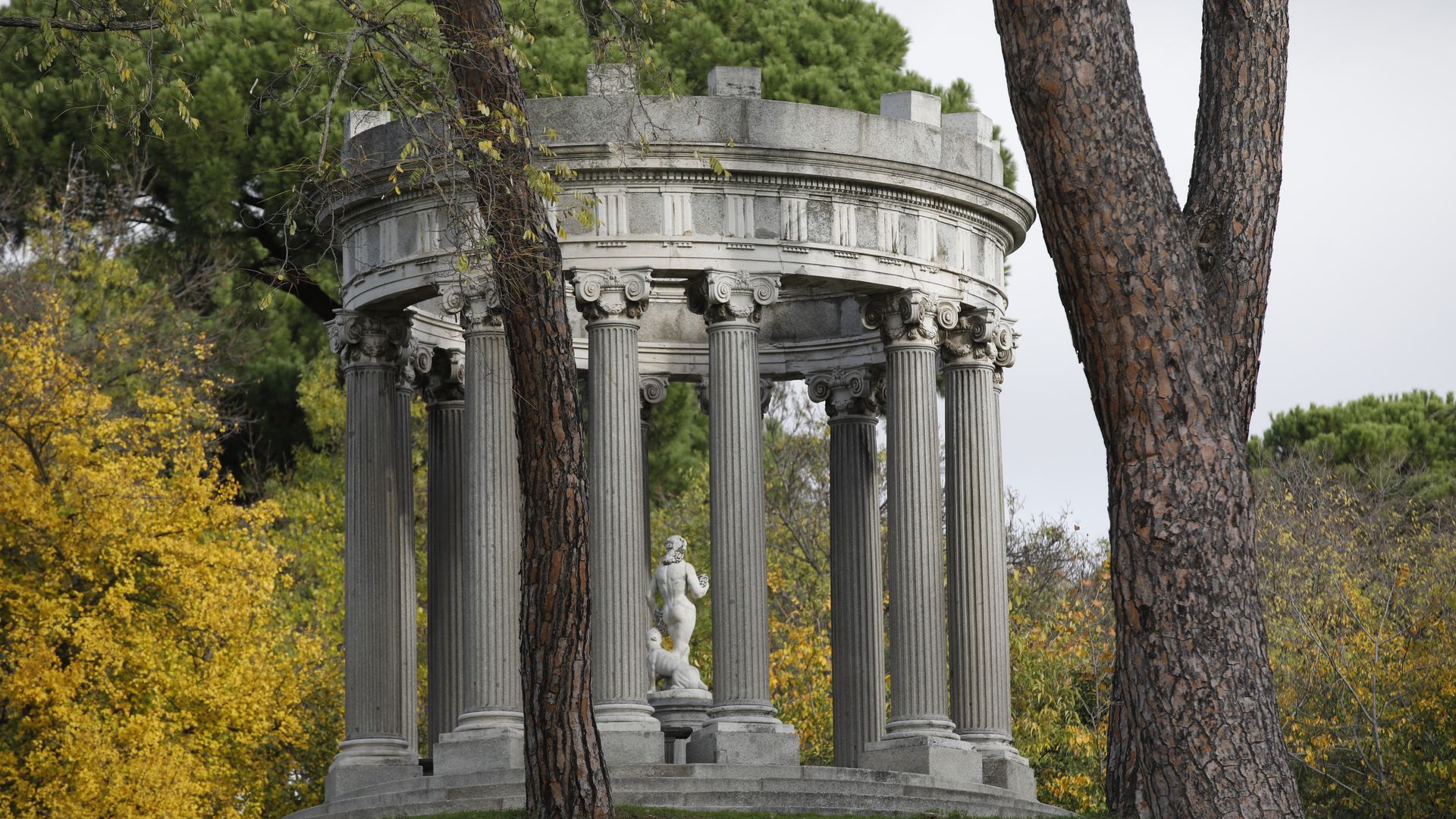 Templete elíptico de Baco Jardín El Capricho Alameda de Osuna edificación y escultura