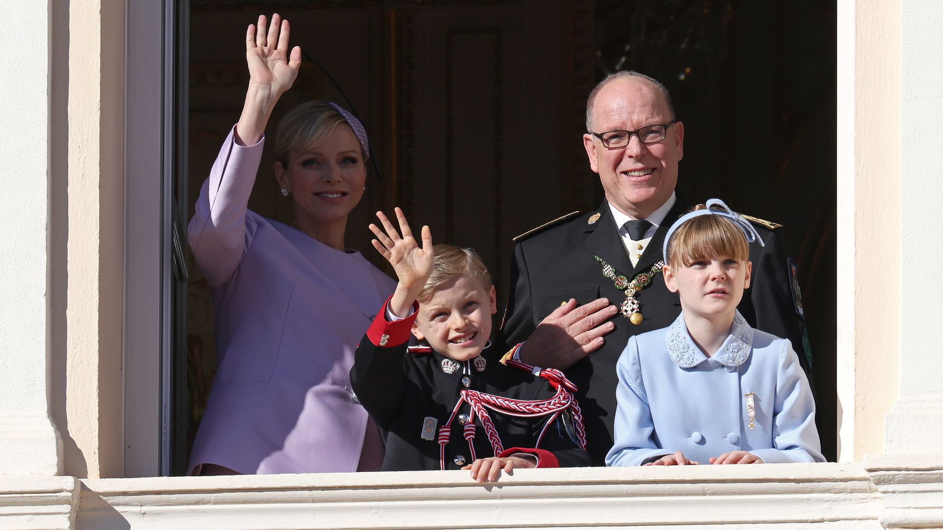 Alberto y Charlene de Mónaco participan en el día grande del Principado arropados por la familia Grimaldi