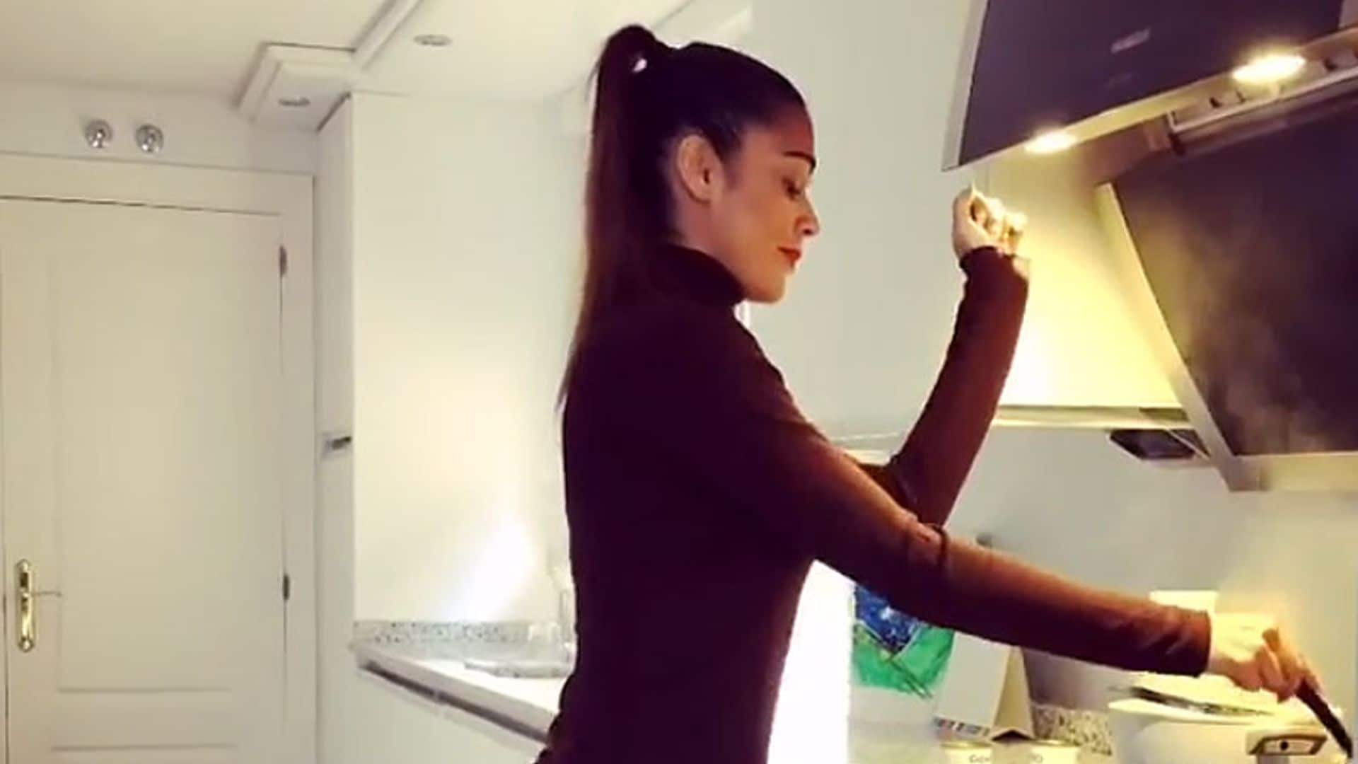 ¡Con mucho ritmo! Lara Álvarez deleita a sus seguidores en la cocina