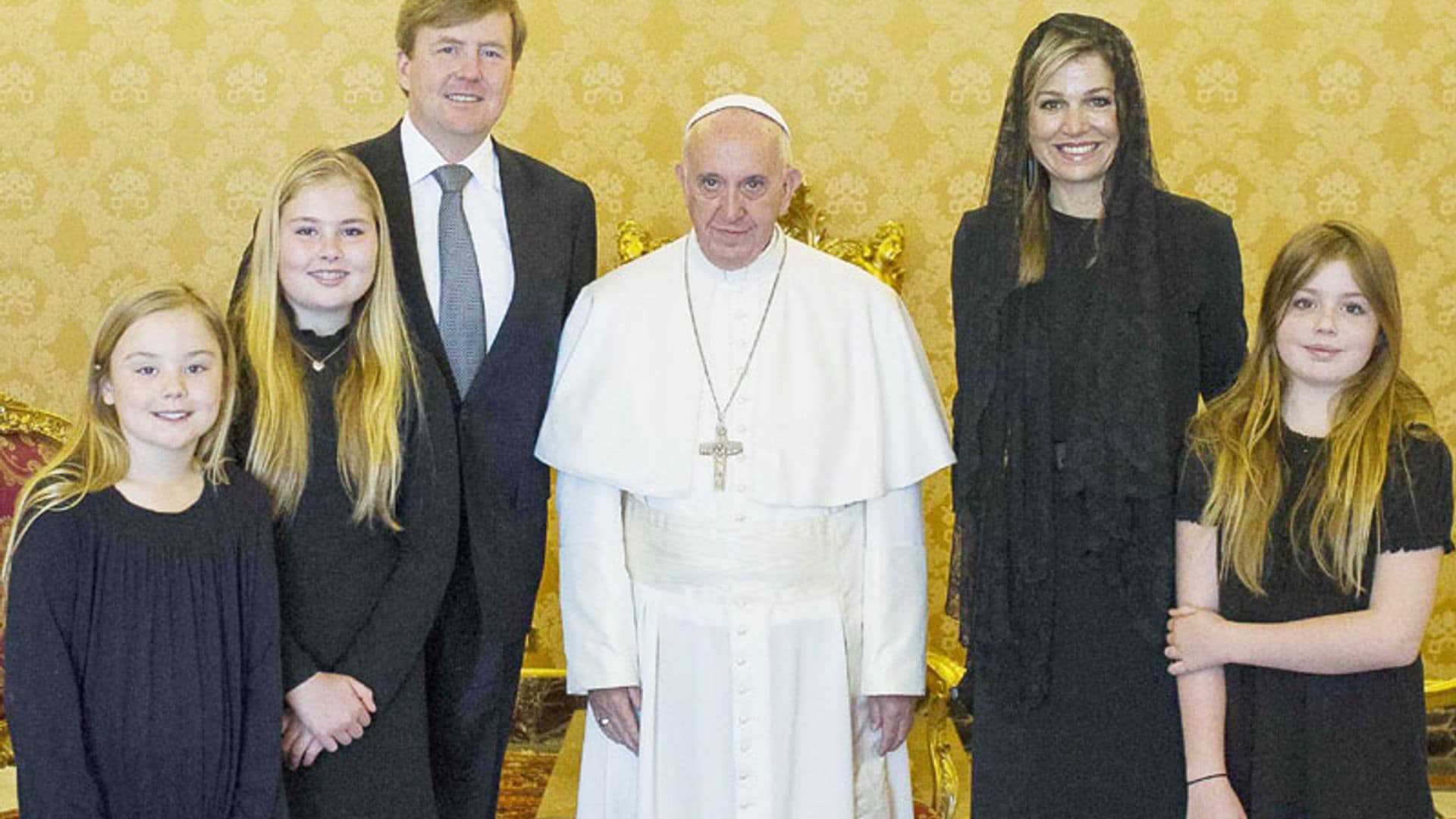 Los Reyes de Holanda y sus tres hijas, recibidos por el Papa