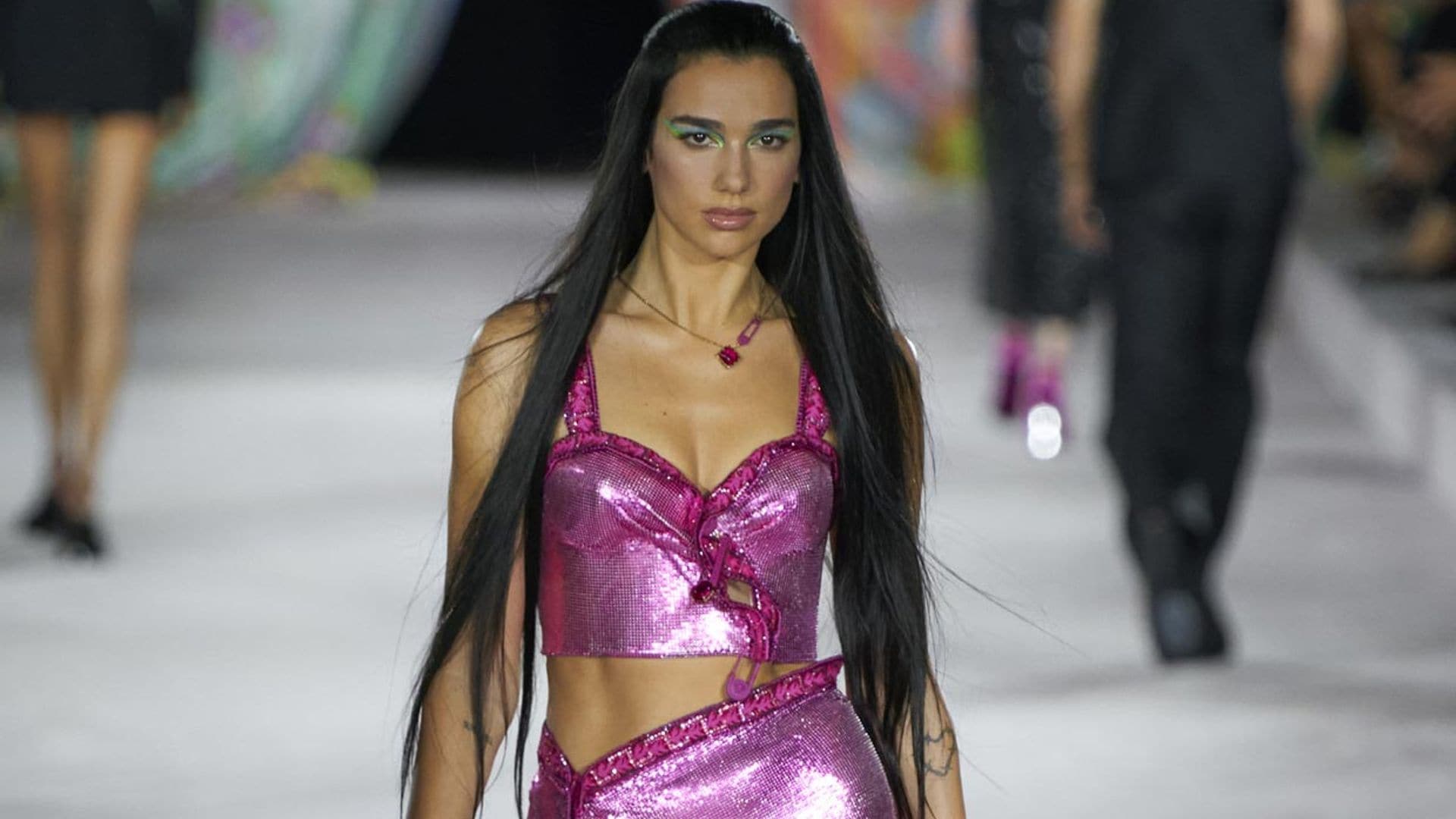 Confirmado por el desfile de Versace con Dua Lipa: vuelve el talle bajo