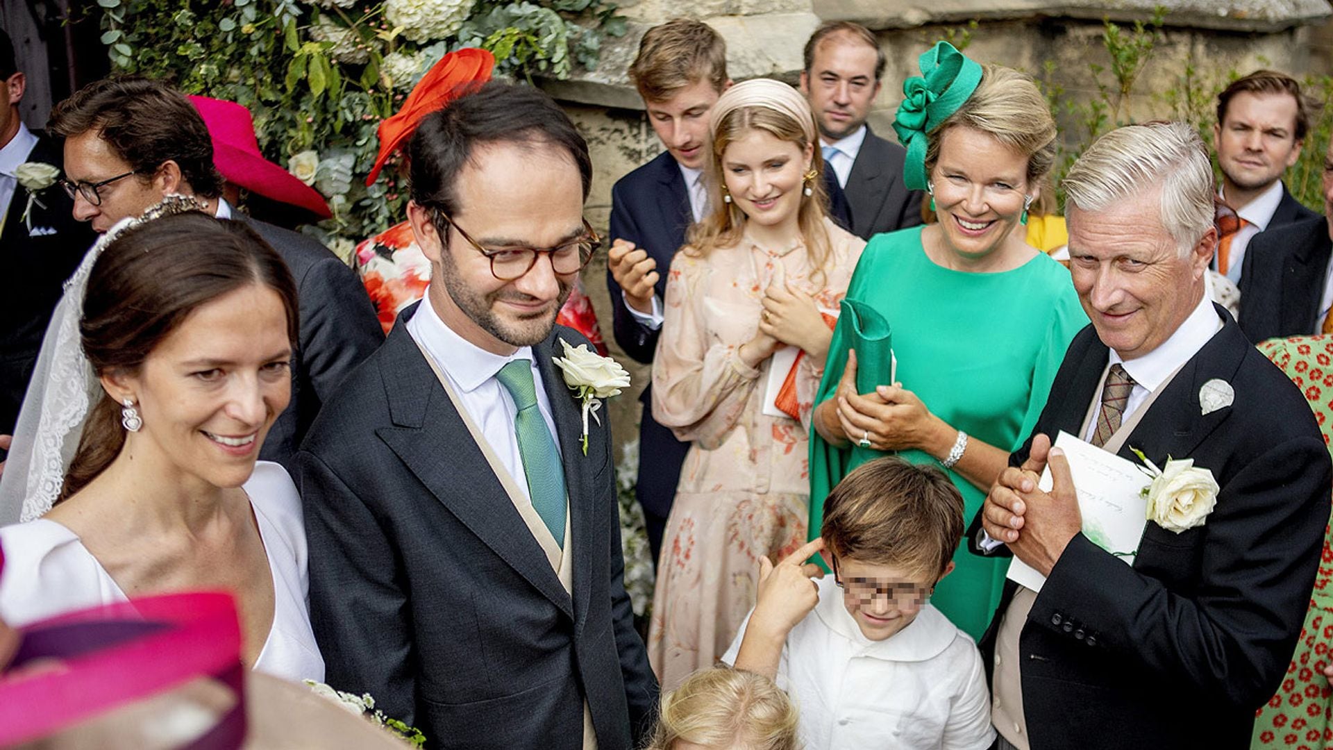 Matilde de Bélgica, feliz en la boda de su hermano, junto al Rey y tres de sus hijos