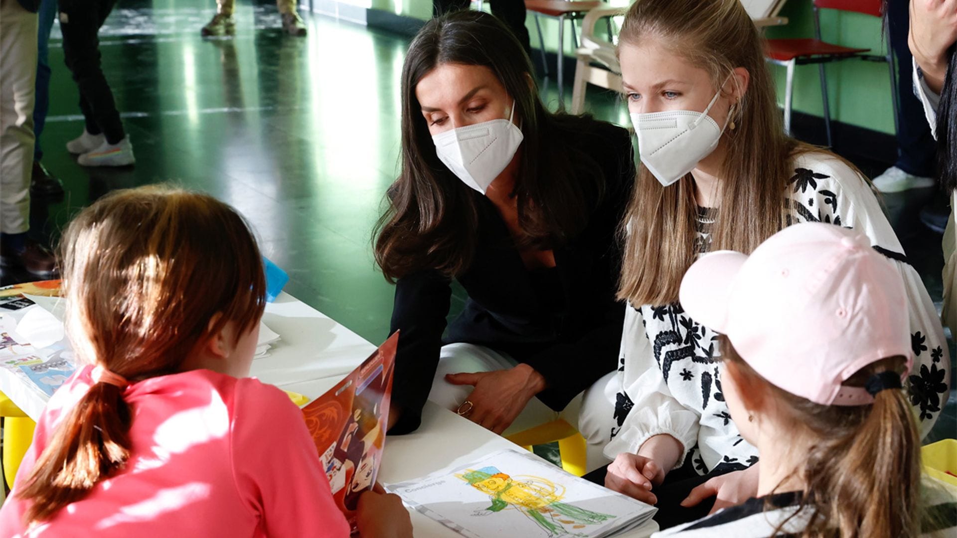 El cariño de la princesa Leonor y la reina Letizia con las niñas ucranianas víctimas de la guerra