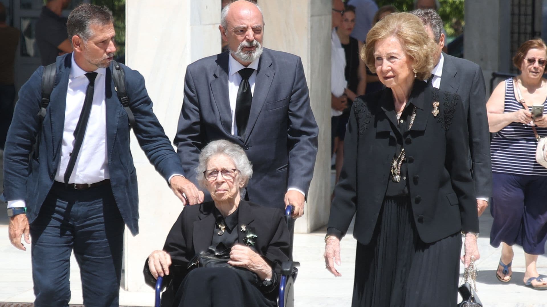 La reina Sofía, con su hermana la princesa Irene de Grecia en el funeral del príncipe Miguel de Grecia el 1 de agosto de 2024