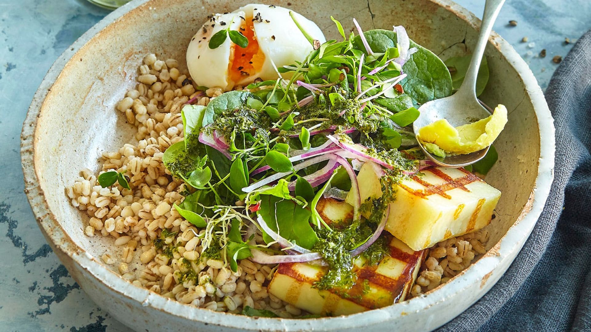 Ensalada de espelta con huevo ‘mollet’ y queso a la parrilla