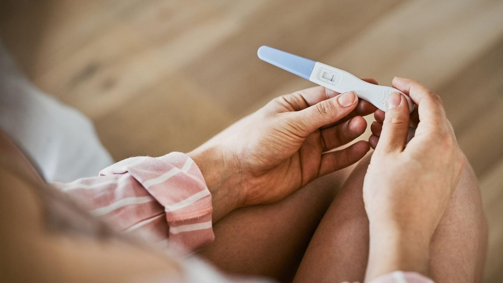 fertilidad o proceso de reproducci n genera ansiedad mujer mirando un test de embarazo 