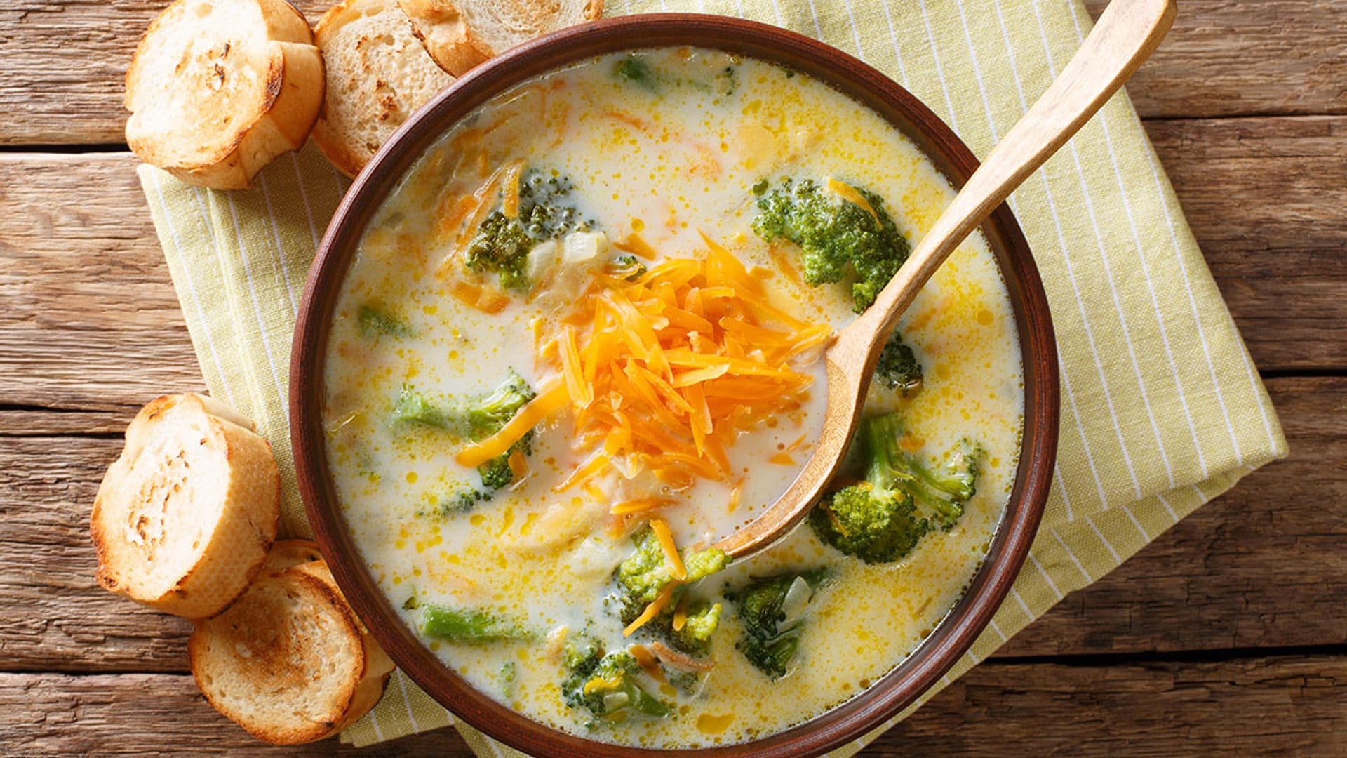 Sopa de brócoli con queso 'cheddar'