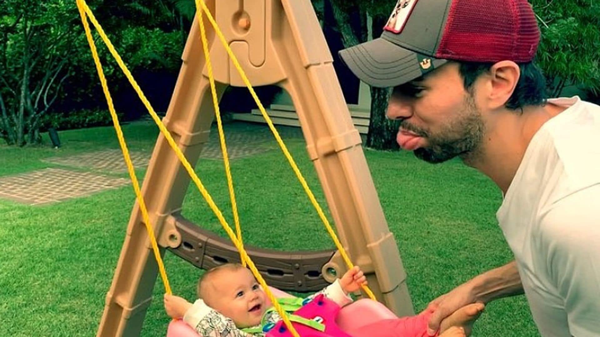 Enrique Iglesias, como un niño más jugando con sus hijos