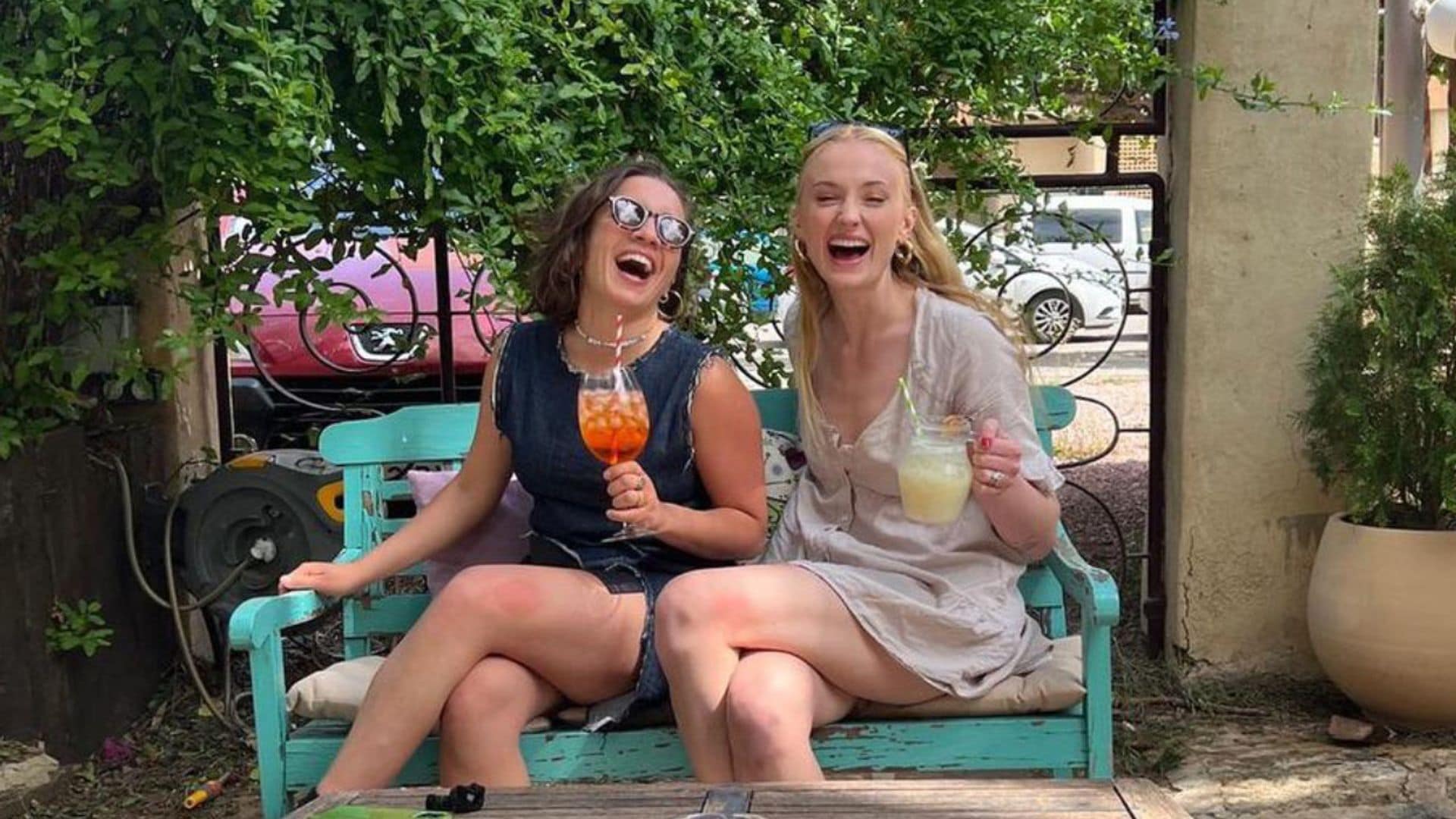 Todos los detalles del divertido viaje de Sophie Turner a Alicante: disfrazada en una despedida de soltera