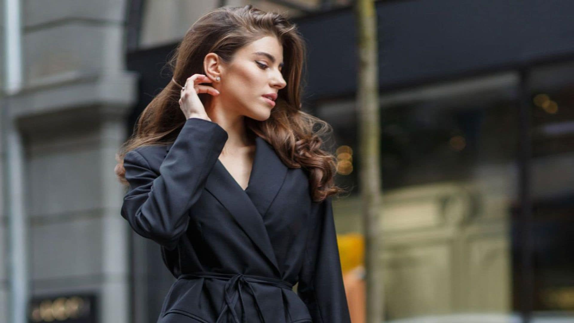 mujer pelo castano ondas