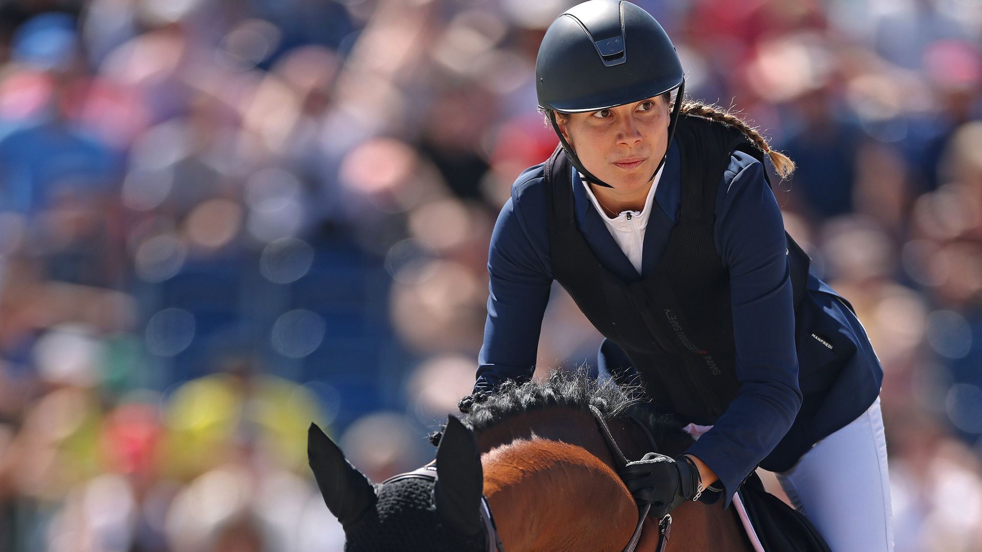 Laura compitiendo en salto ecuestre, disciplina que recientemente ha sido sustituida en el pentatlón moderno por carrera de obstáculos