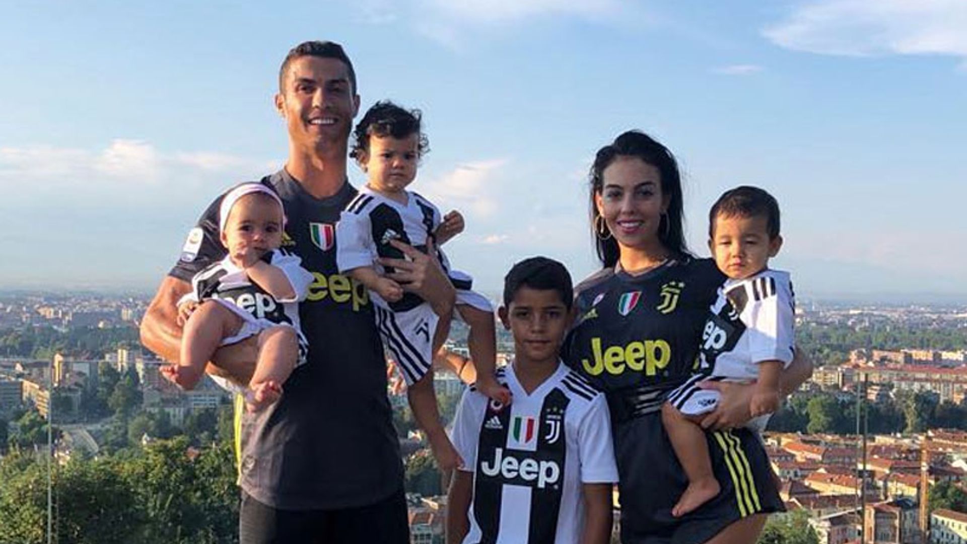 Georgina Rodríguez felicita a Cristiano Ronaldo con las imágenes más adorables de Mateo