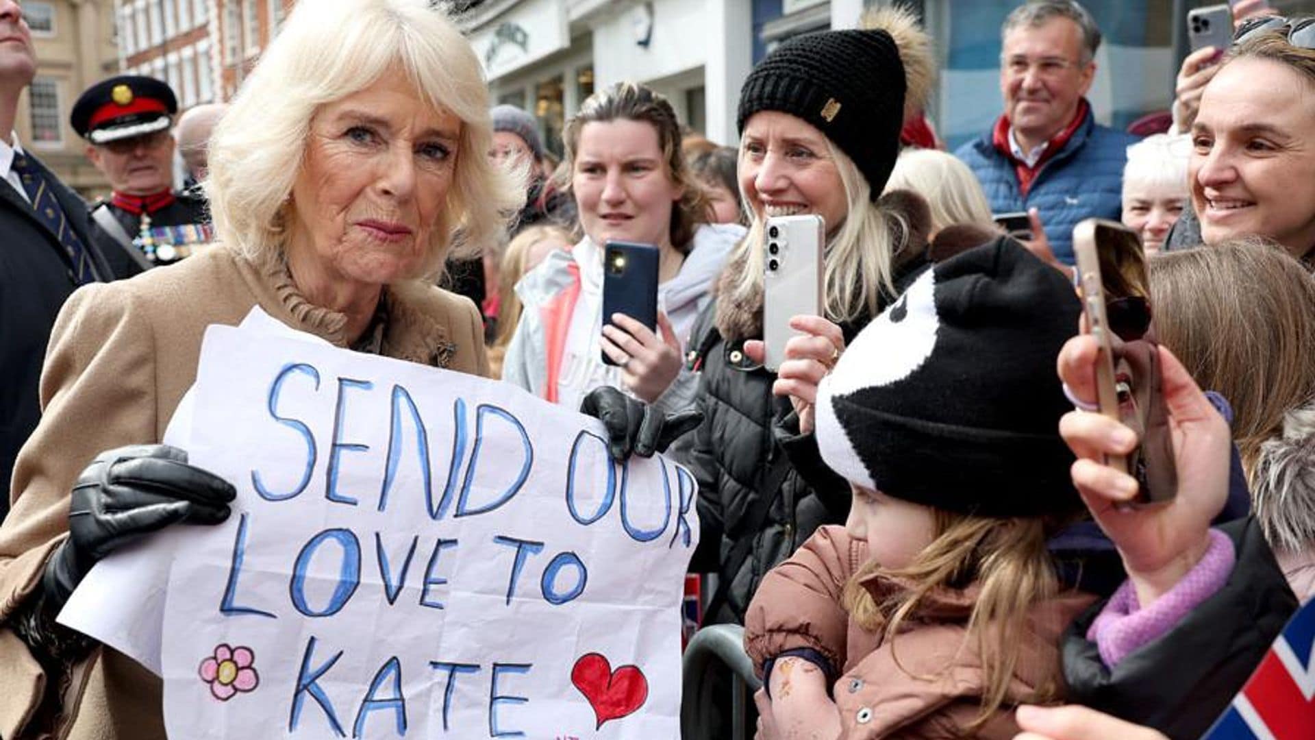 La reina Camilla recibe muestras de cariño y apoyo para Kate Middleton