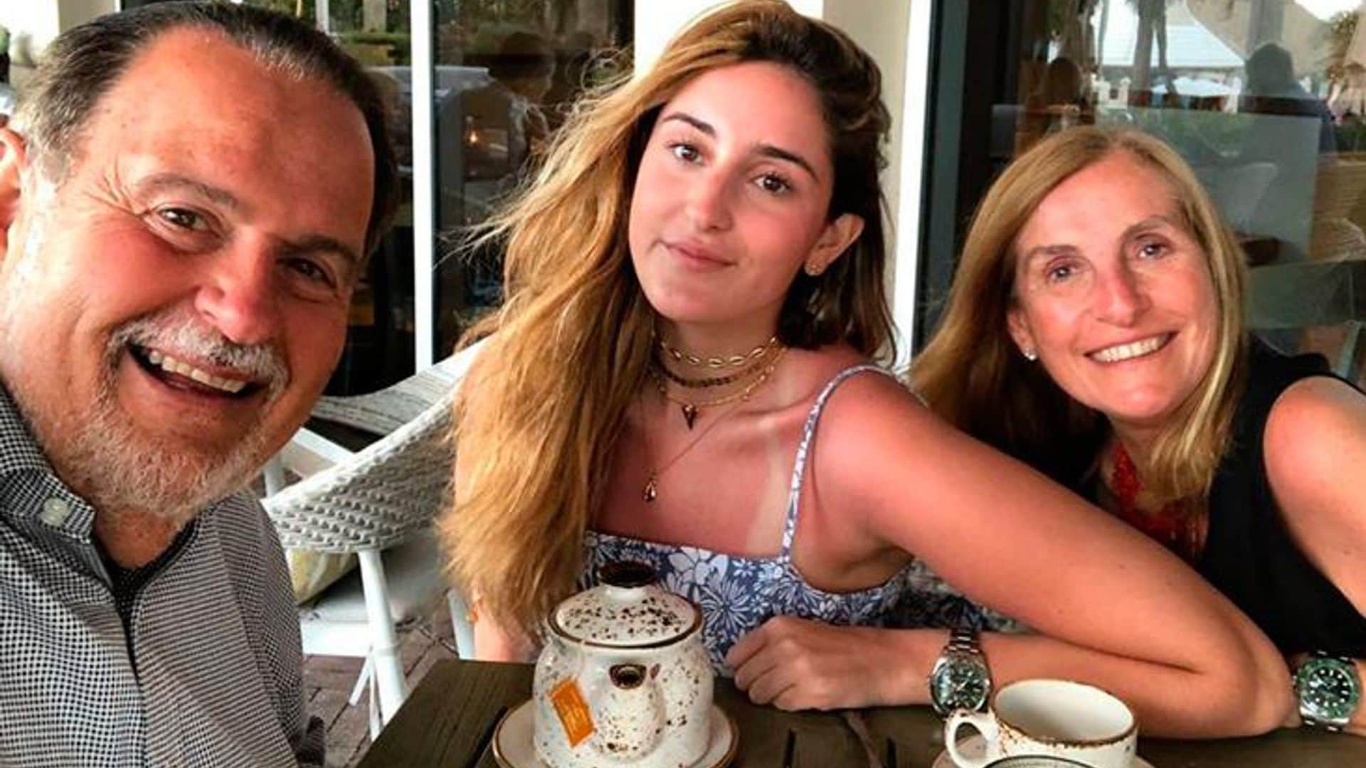 La hija de Raúl de Molina disfruta de sus padres en un merecido viaje a Grecia, tras su graduación