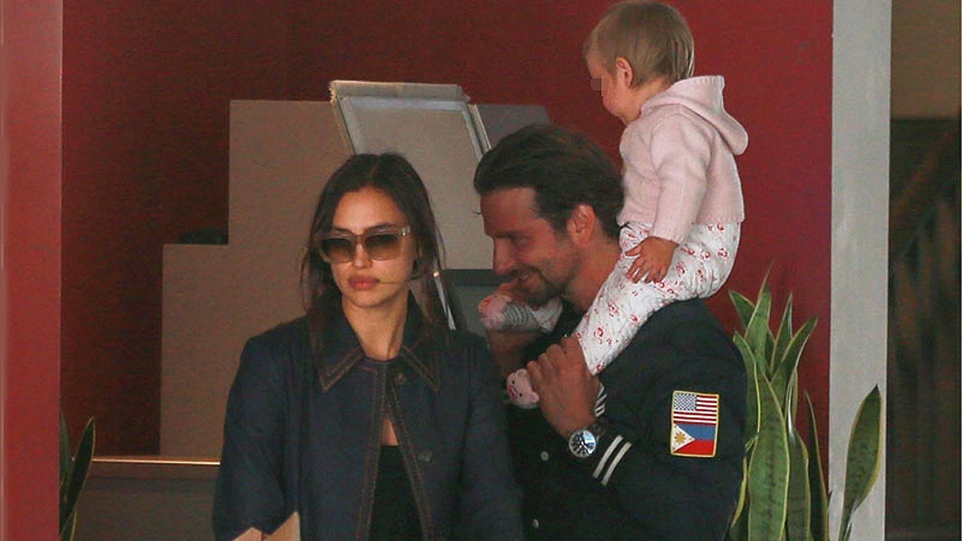 EXCLUSIVA: Irina Shayk y Bradley Cooper, dos padrazos de compras con la pequeña Lea