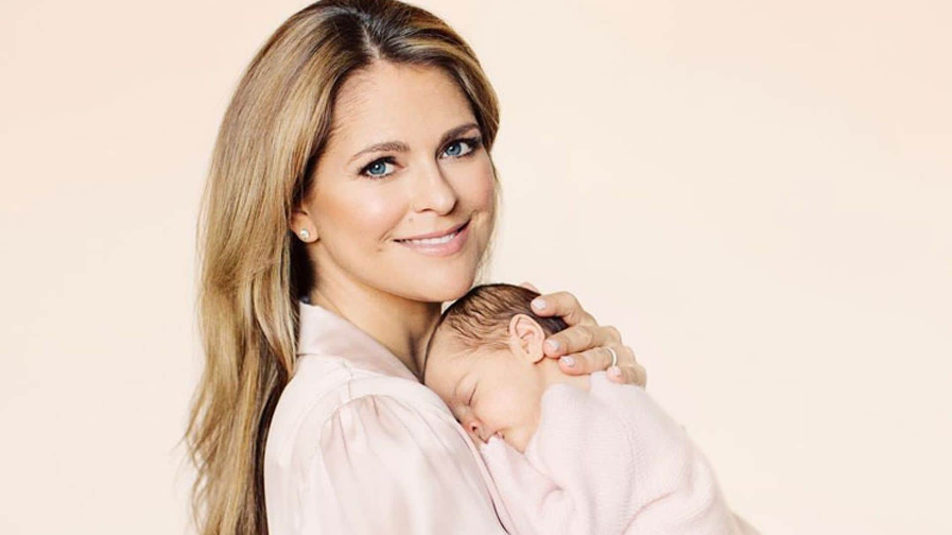 ¡Más adorable que nunca! Magdalena de Suecia posa  con su hija Adrienne en unas nuevas imágenes