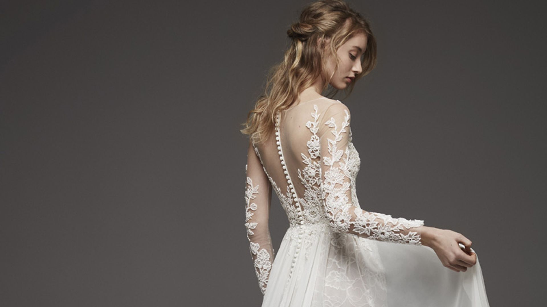 Vestidos femeninos y sensuales en la colección 'Atelier Pronovias 2019'