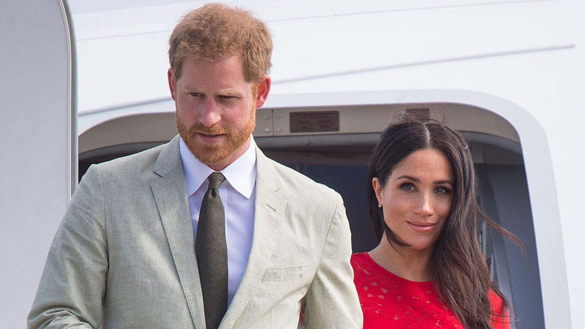 El príncipe Harry y Meghan Markle aterrizan en Reino Unido con sus hijos