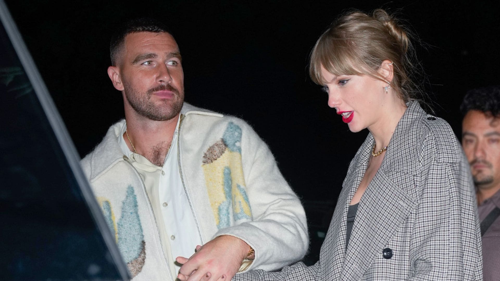 El primer beso en público de Taylor Swift y Travis Kelce durante su último concierto ante 70.000 personas