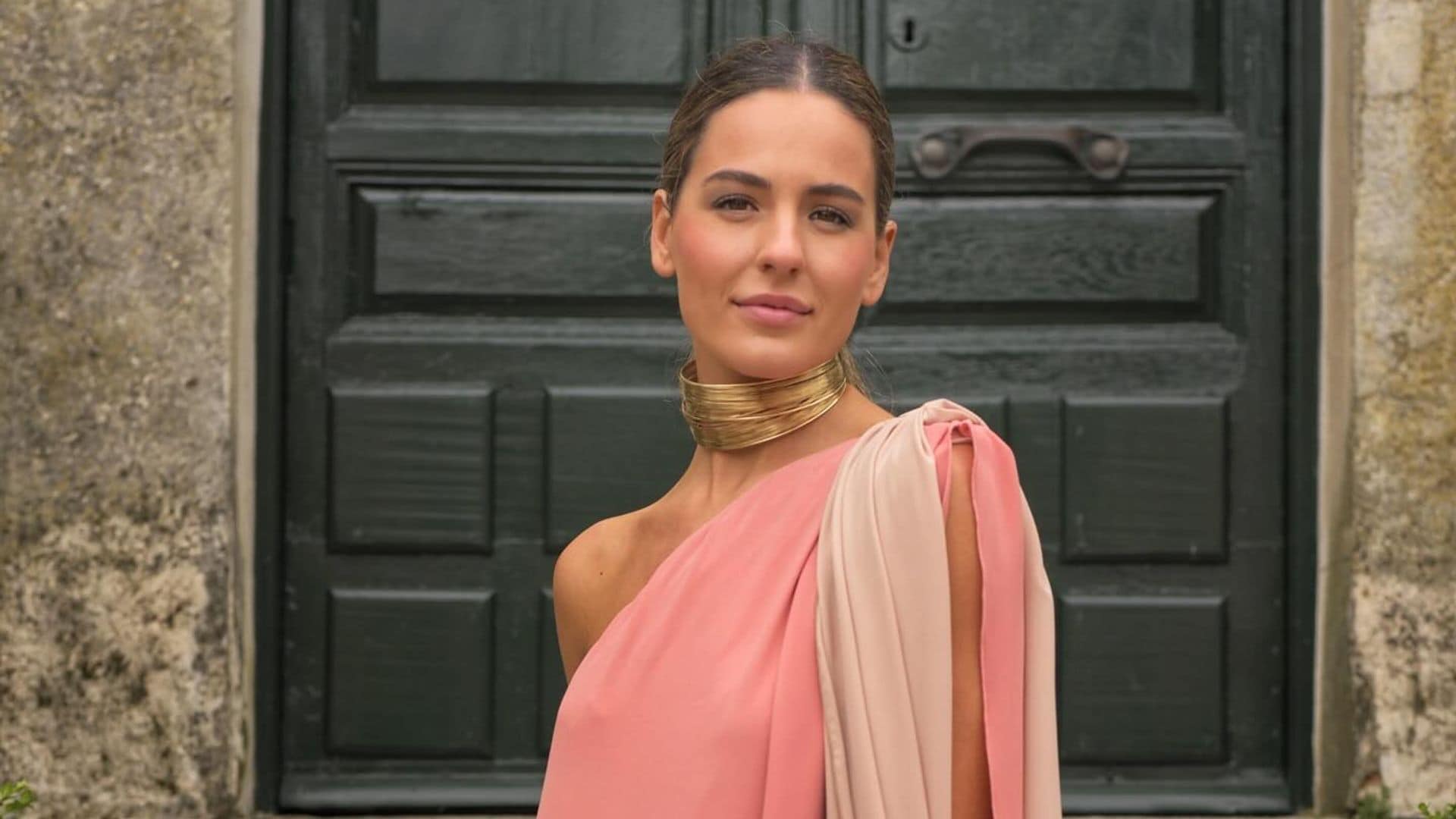 Los looks de invitada más virales tienen algo en común: estas joyas doradas