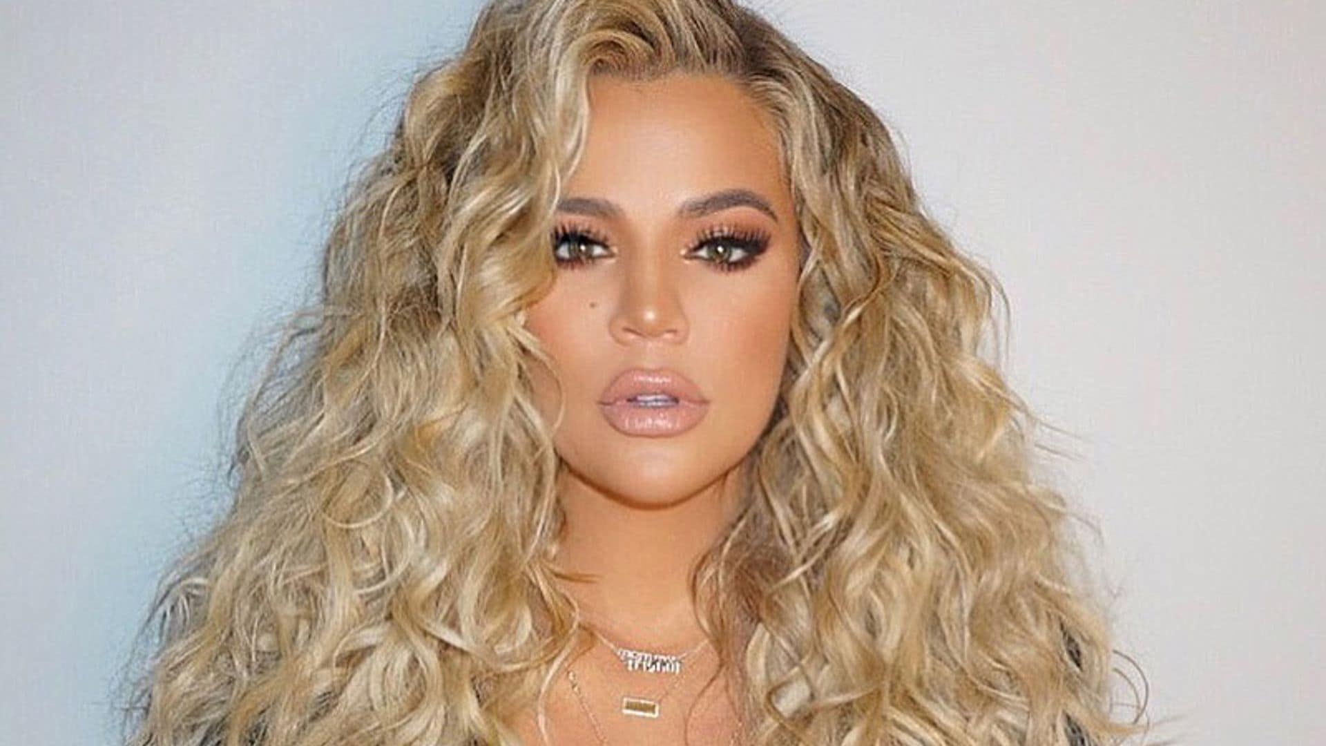 Detrás de estos rizos de Khloé Kardashian hay un uso inesperado de la plancha