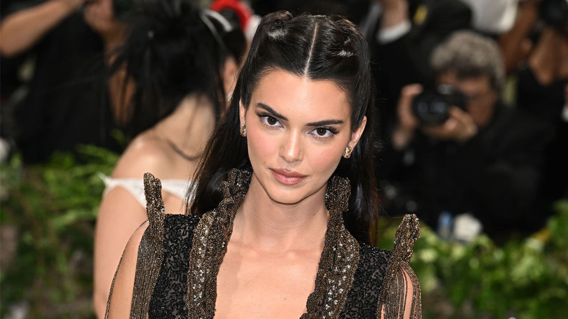 La noche en la que Kendall Jenner triunfó con tres escotes imposibles en la MET Gala 2024