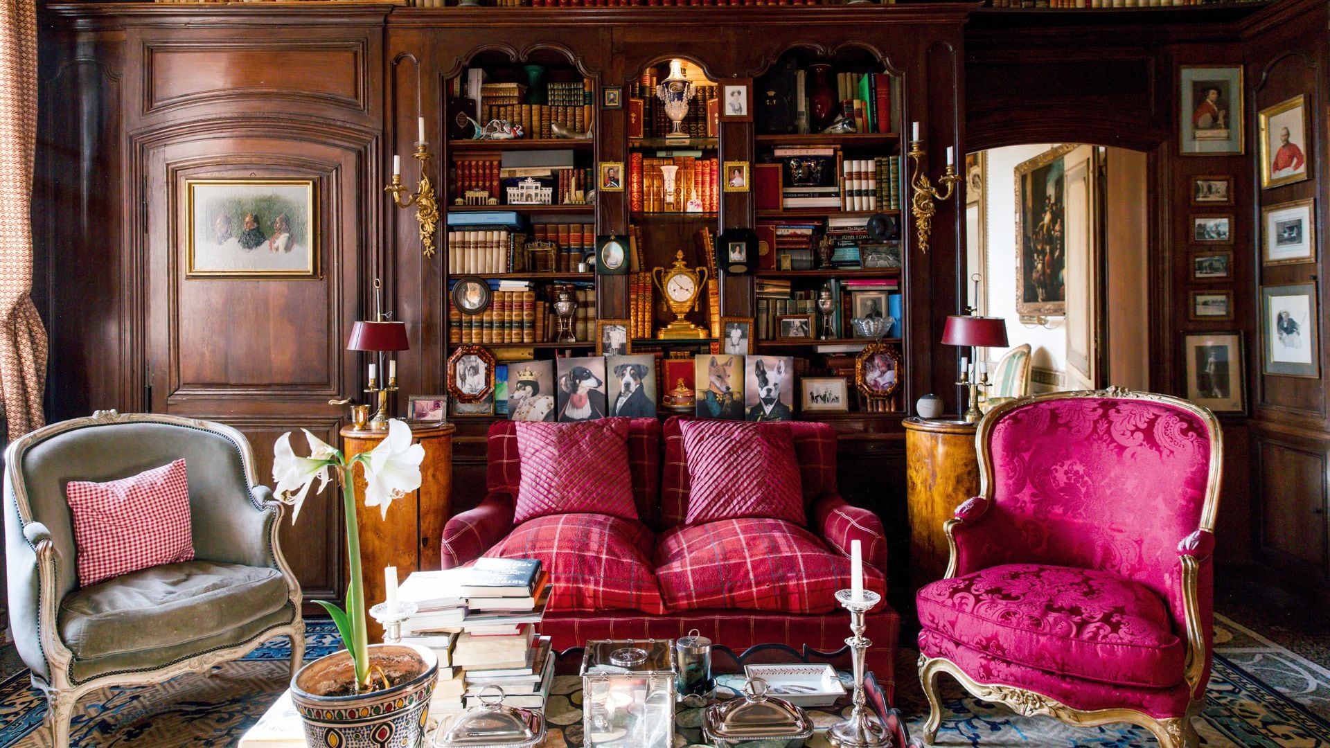 La pequeña biblioteca, con una 'boiserie' francesa Luis XV.