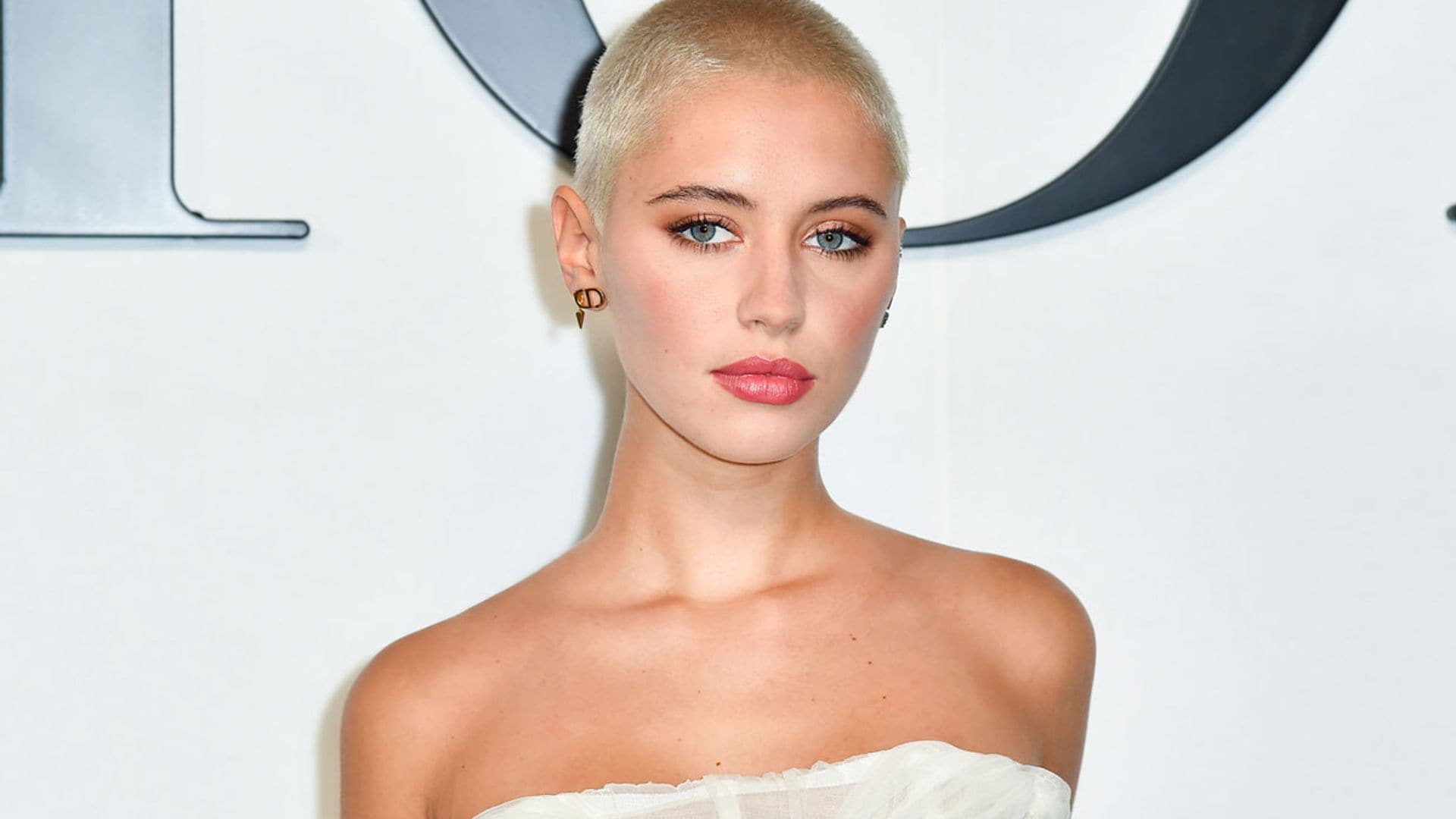 Iris Law y Deva Cassel se unen al colorido tablero 'disco' de Dior