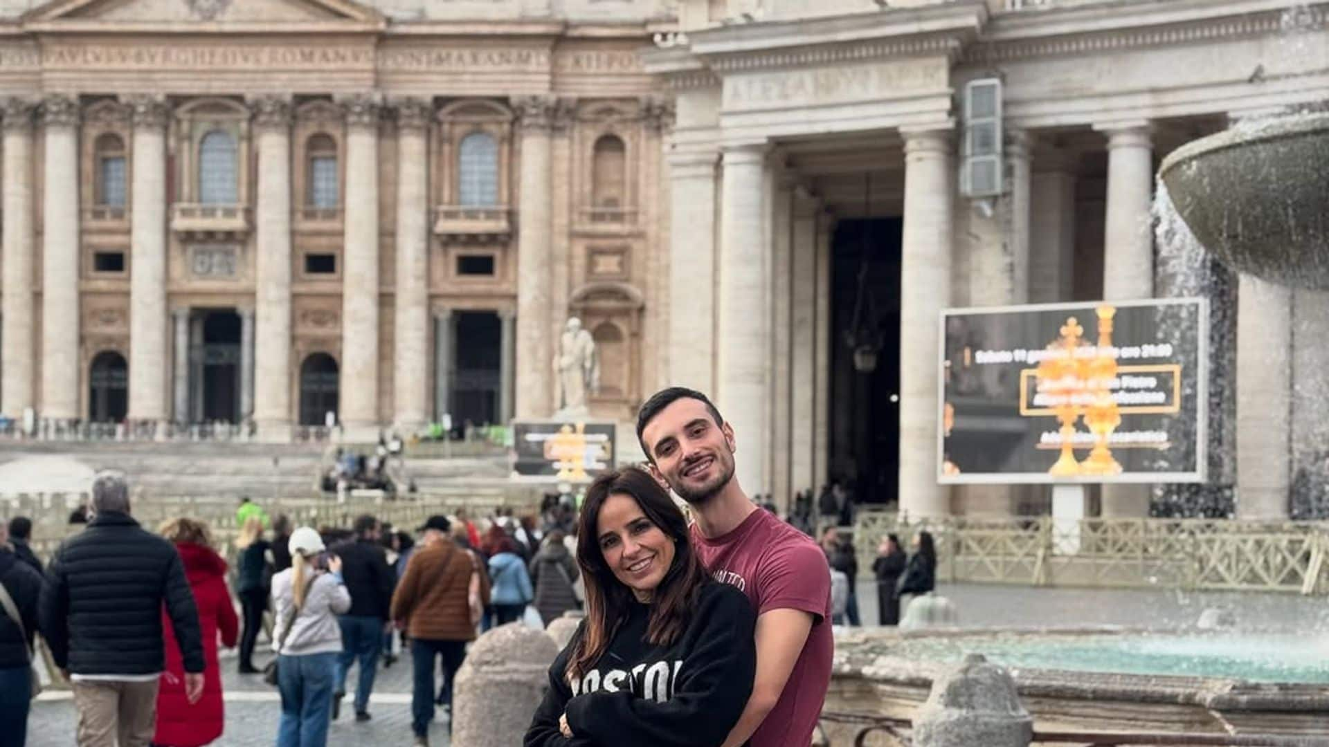 Carmen Alcayde se muestra superenamorada en Roma junto a su chico y sus 3 hijos