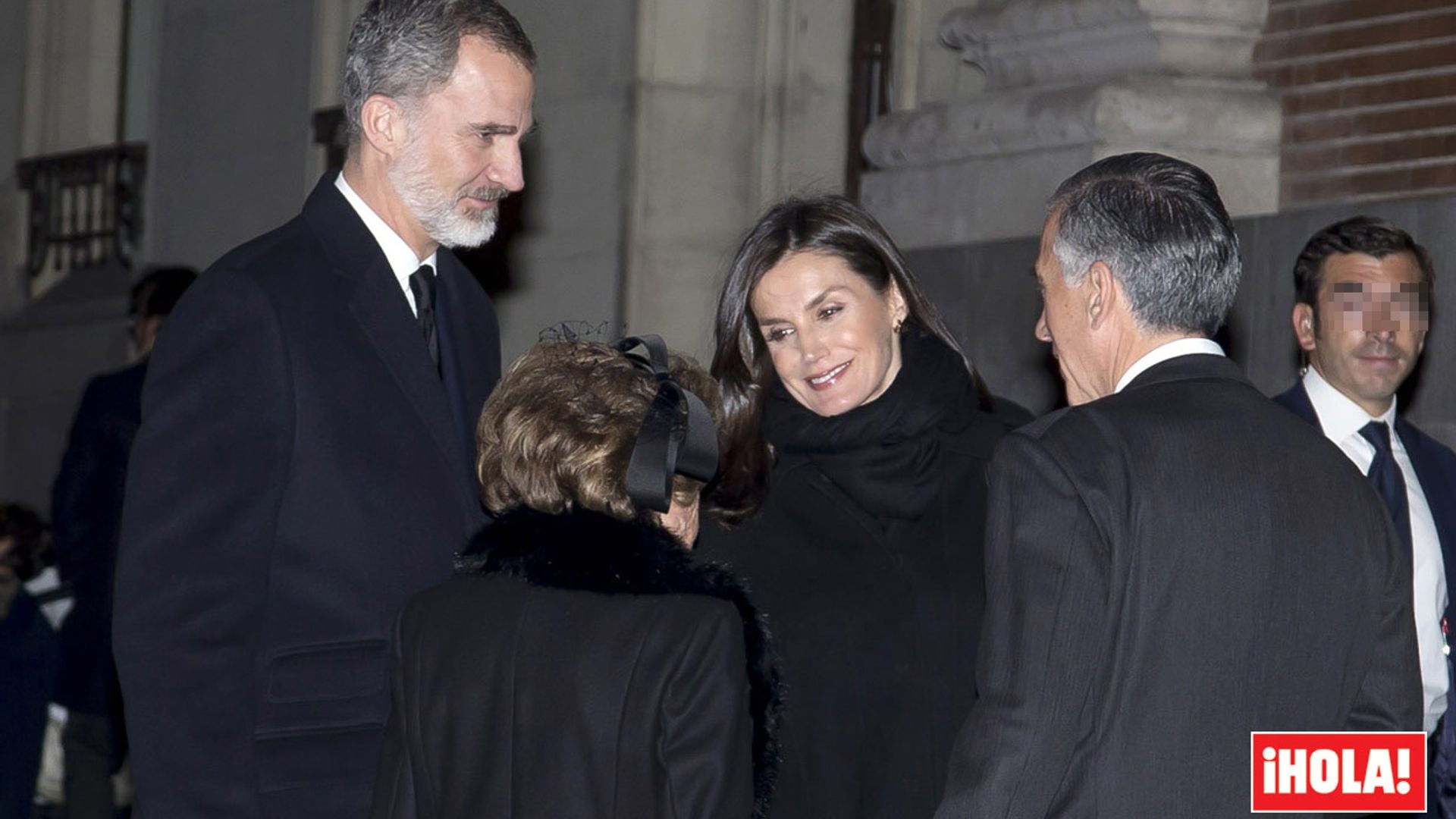 Don Felipe y doña Letizia arropan a la familia de Jaime Urquijo en su funeral