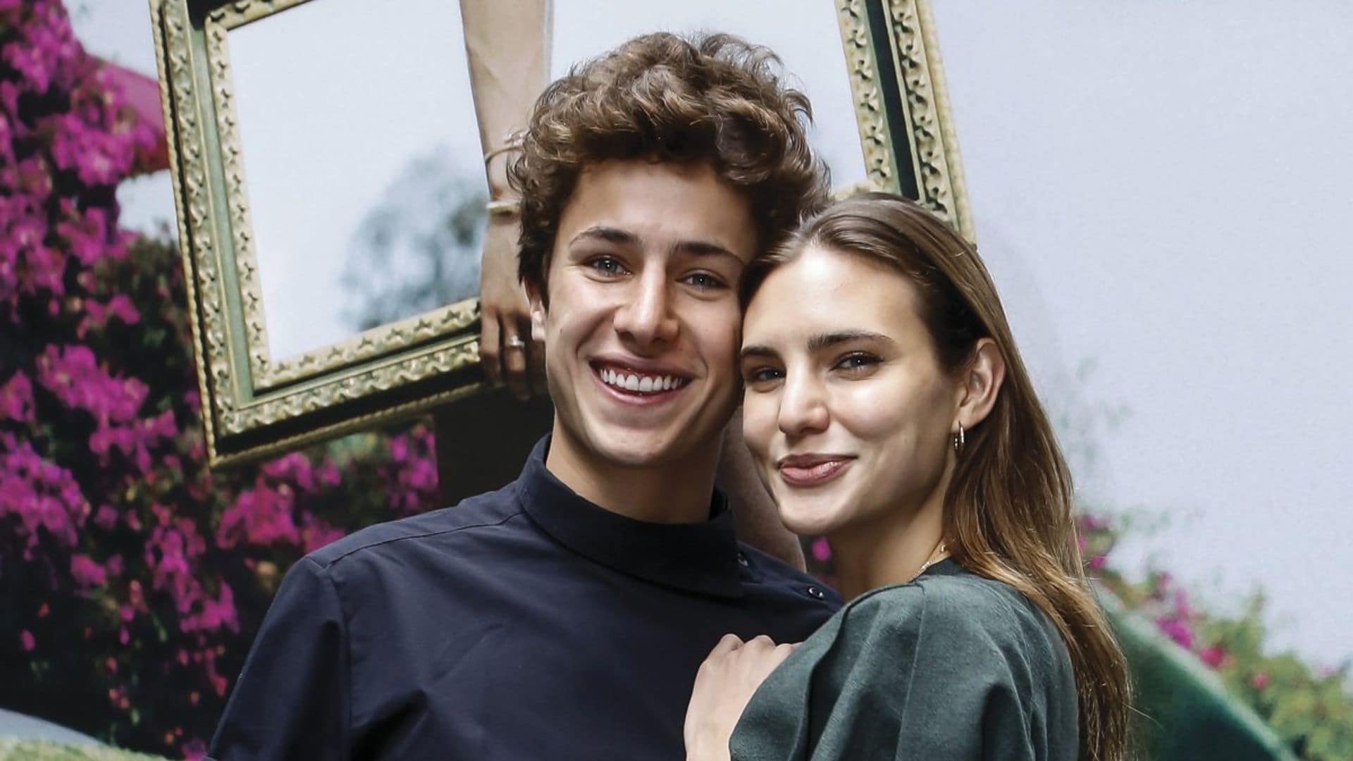 Juanpa Zurita y Macarena Achaga, estrellas de la serie Luis Miguel, un romance que se consolida fuera de la pantalla