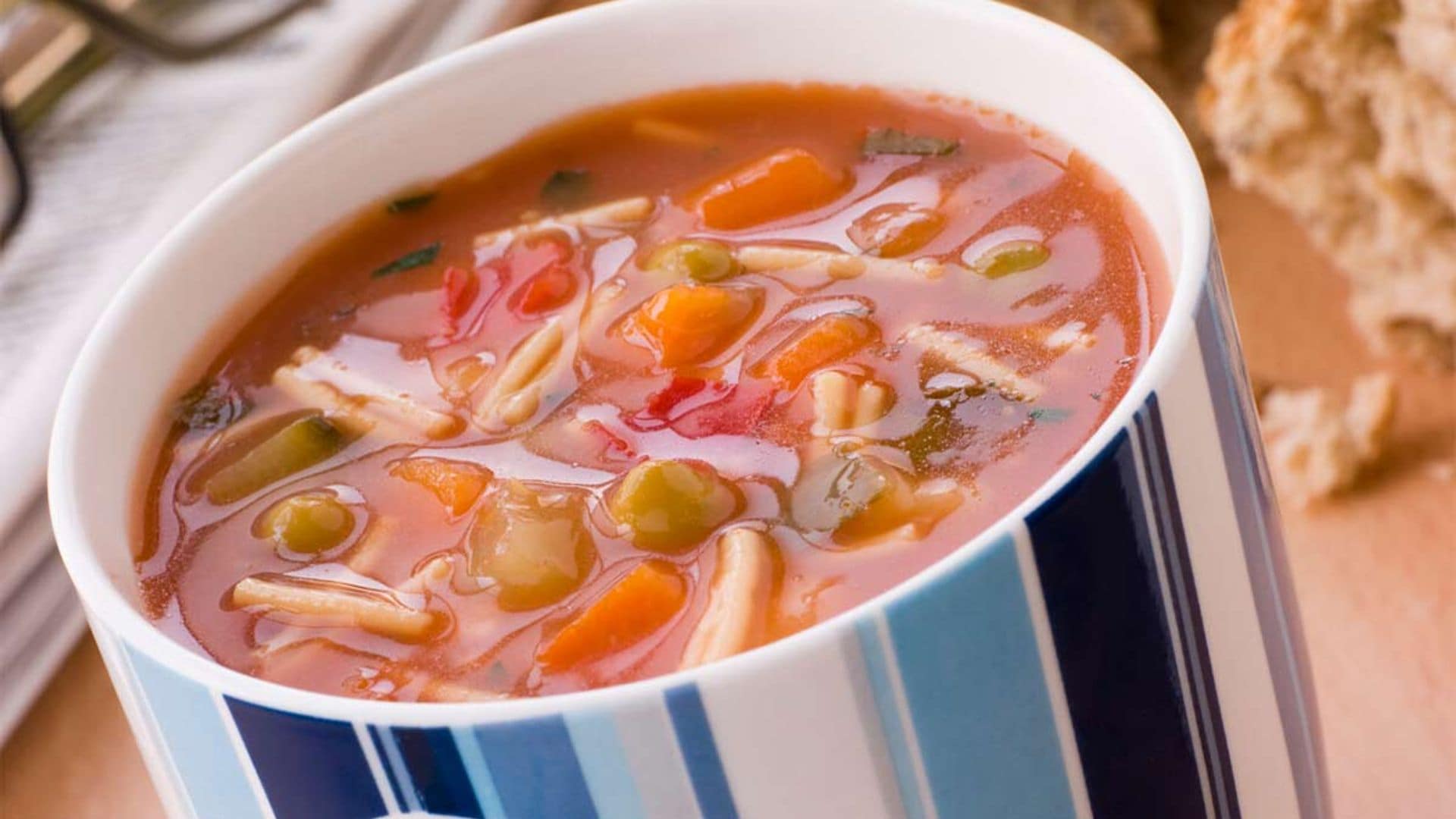 Sopa minestrone con fideos en microondas