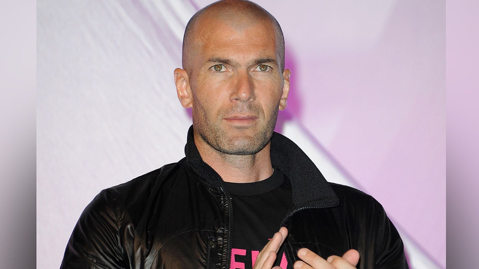 El estilismo casero de Zidane en tonos fucsia, a juego con su sofá y el libro, que se ha hecho viral