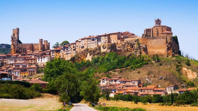 llegada en coche a la bonita localidad de frias en burgos