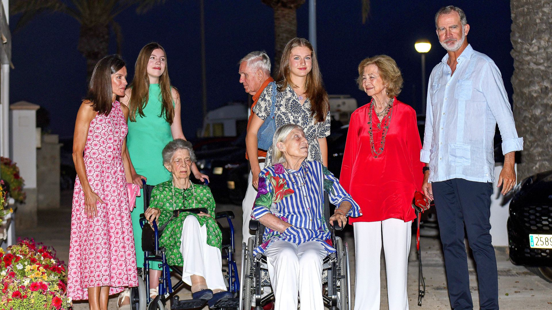 Primera aparición de la princesa Leonor y la infanta Sofía en Palma, de cena con la familia real al completo