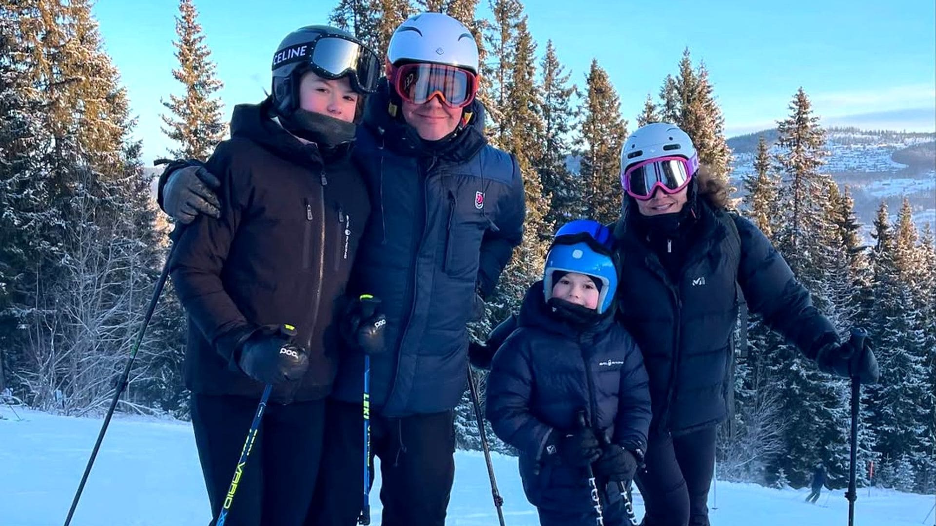 Victoria y Daniel de Suecia comienzan el año en la nieve practicando esquí con sus hijos