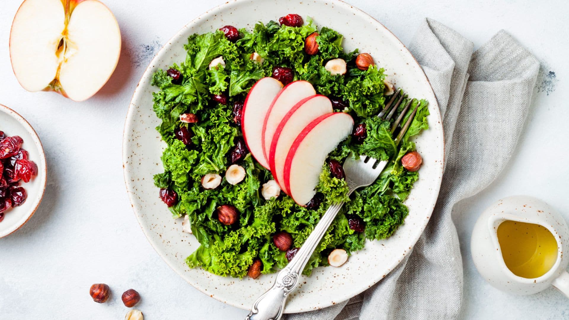 Ensalada de kale, manzana y avellanas