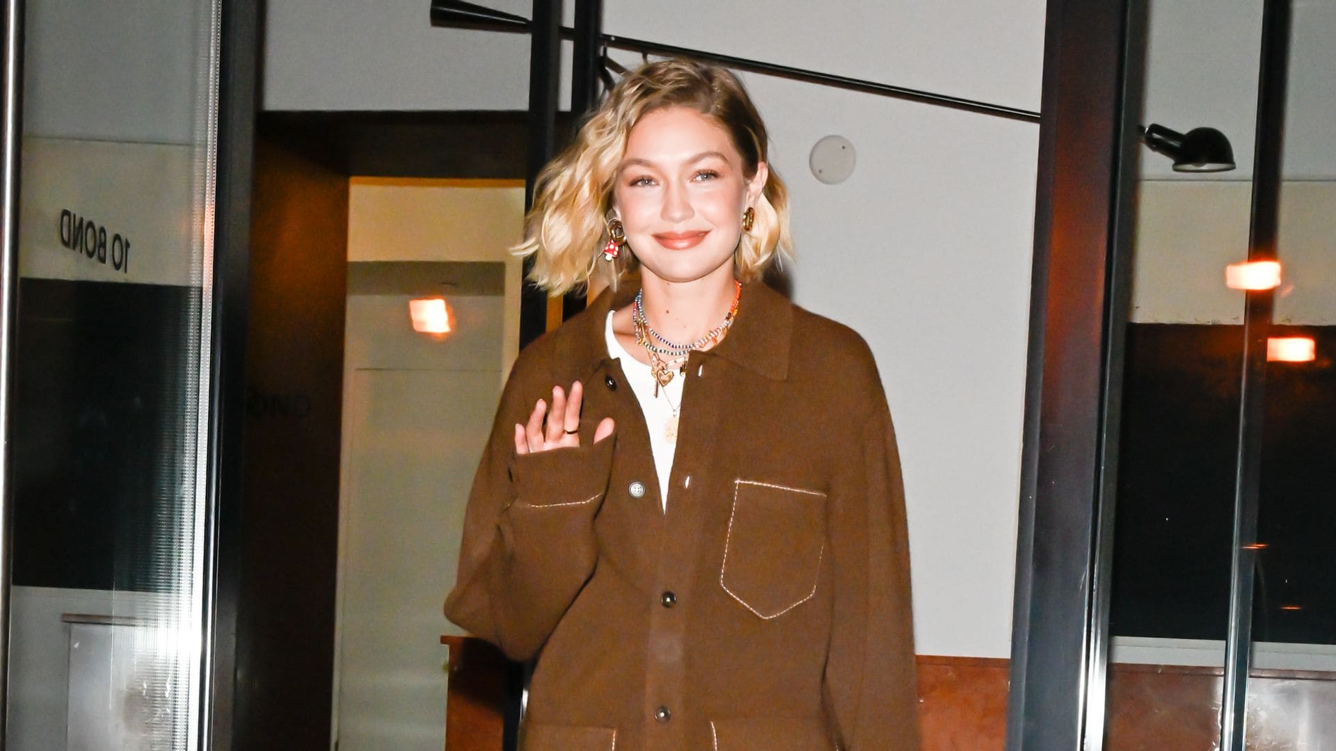 Fiebre FASHION por el marrón chocolate: Gigi Hadid también se suma al color de tendencia que favorece a rubias y morenas