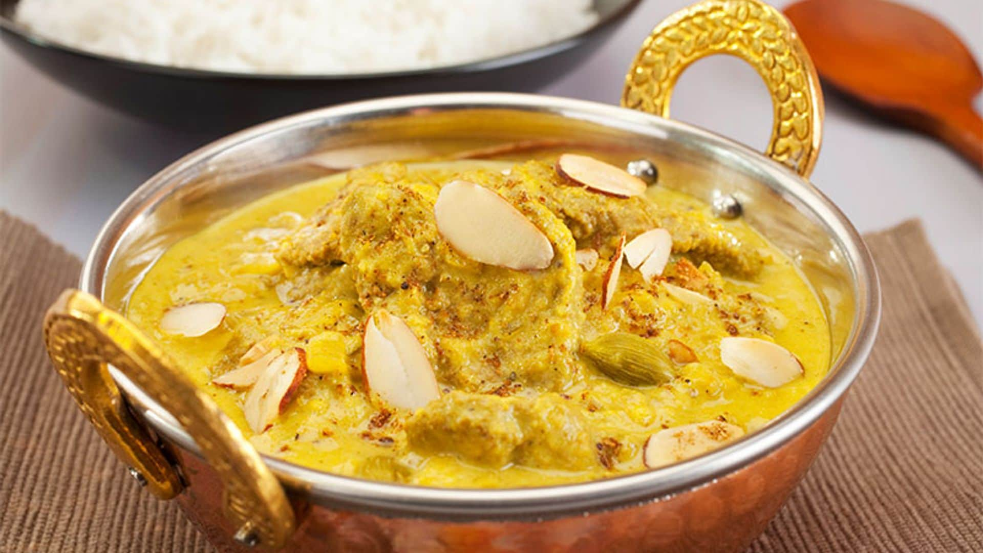 Cordero al curry con almendras