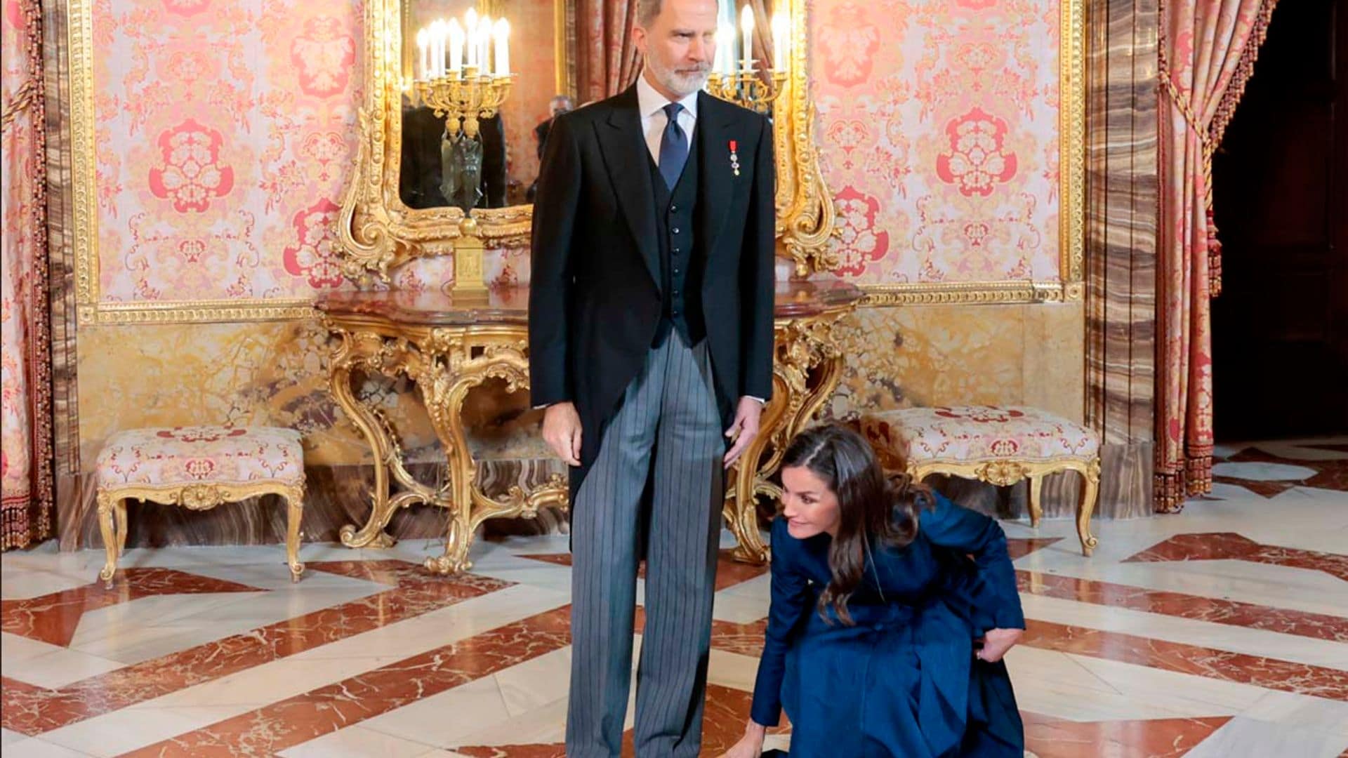 La reacción de la reina Letizia cuando se le cae su pulsera de diamantes y zafiros en plena recepción