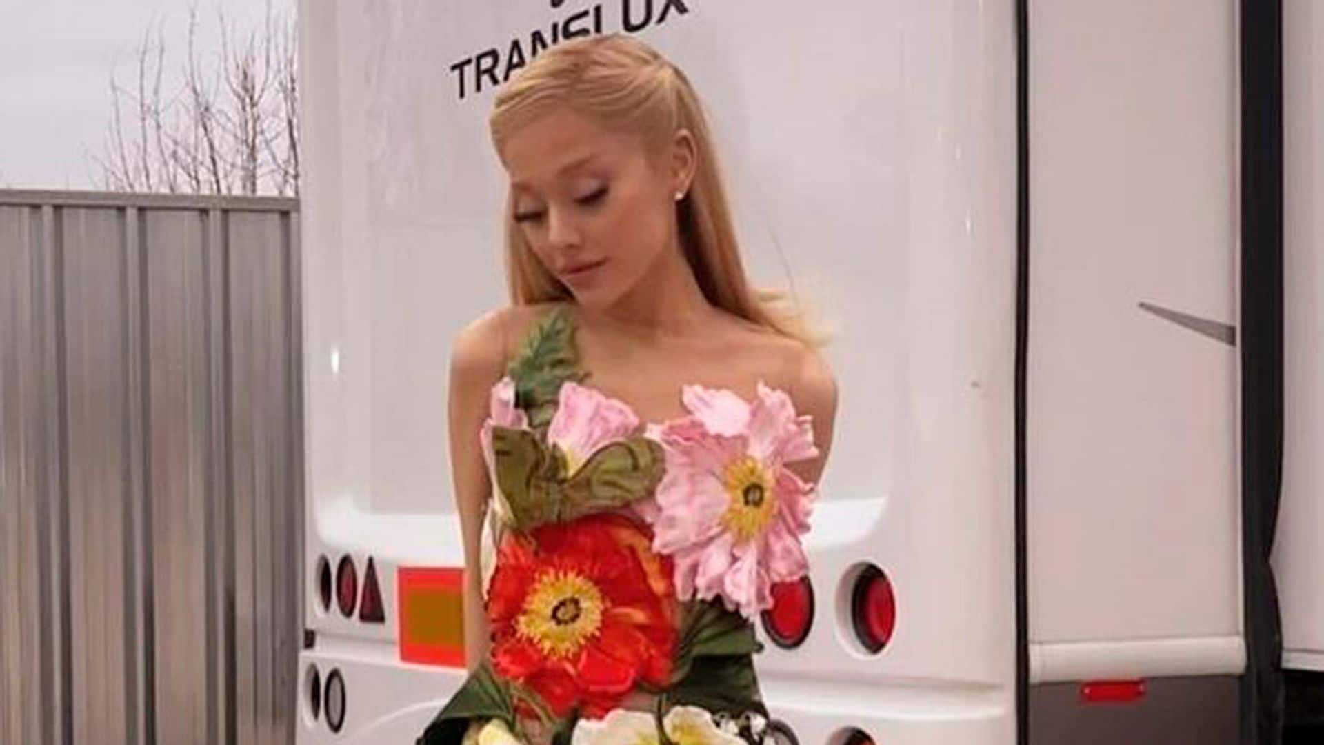 Ariana Grande elige un increíble vestido artesanal de flores para presentar su esperado debut en el cine