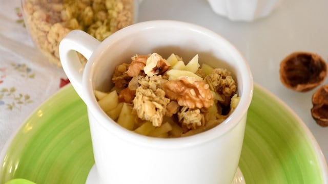 mug cake granola manzana