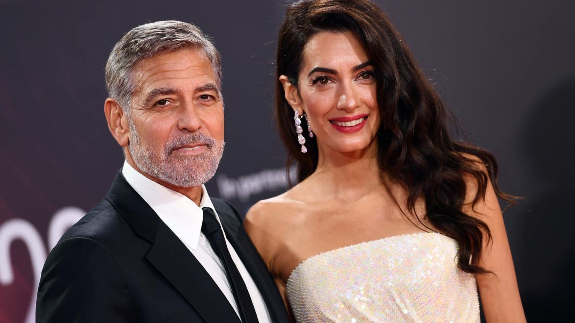 Amal Clooney, radiante en la alfombra roja con un vestidazo de lentejuelas y plumas