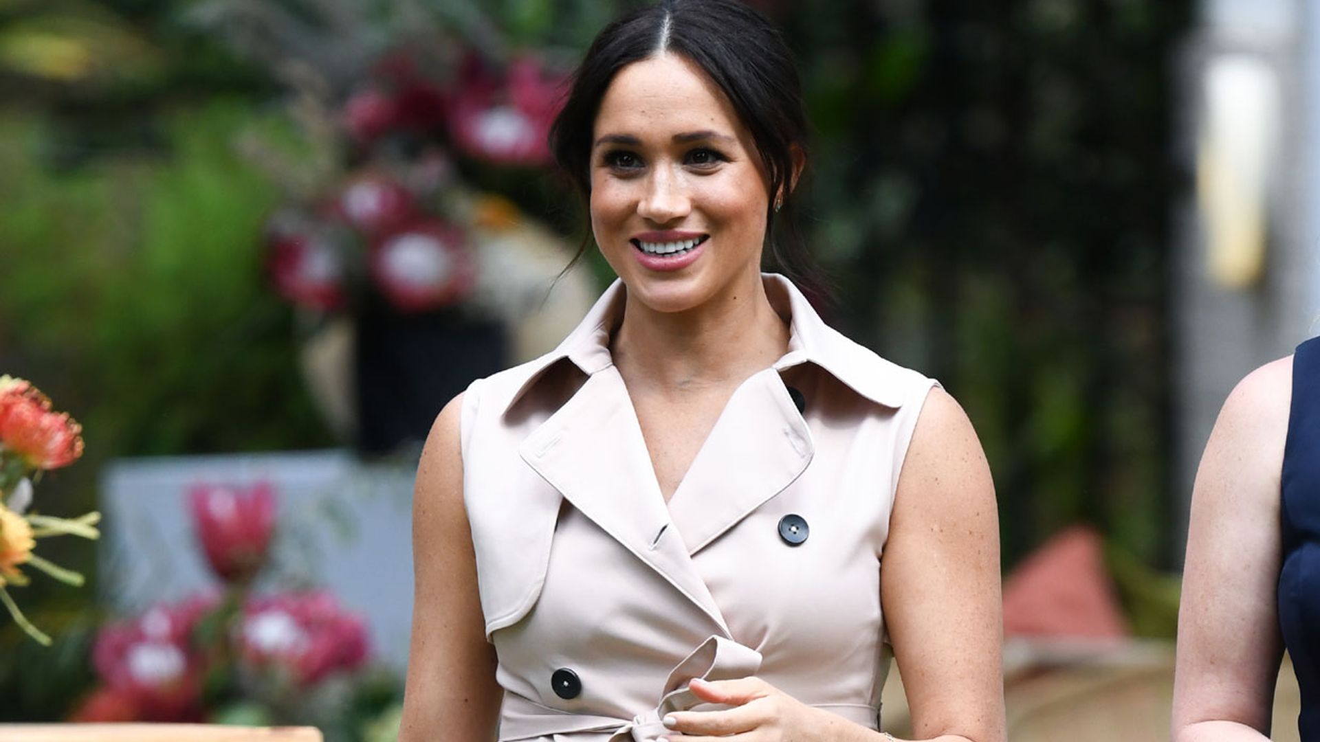 Con flores y tocado: la divertida reacción de Meghan al probar un atrevido filtro