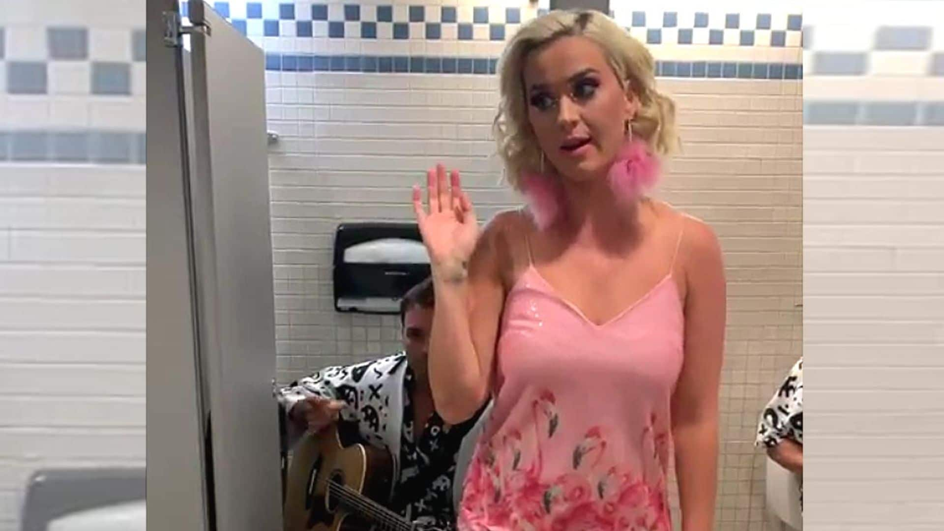 La insólita actuación de Katy Perry ¡en un baño!